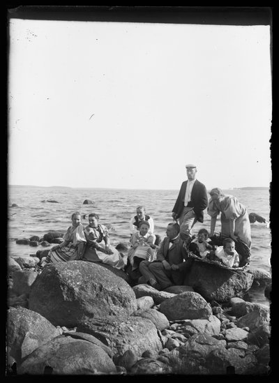Gruppebillede på strandstenene i Selkäranta af Hugo Simberg
