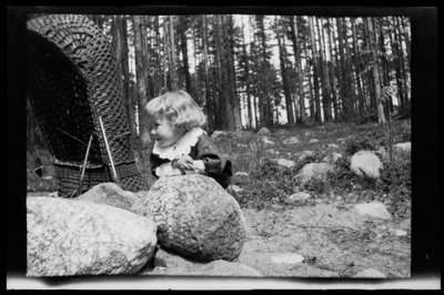Tom Simberg i Selkäranta-studiets gårdhave af Hugo Simberg