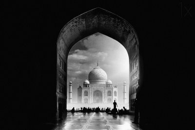 Den majestætiske indgang til Taj Mahal af Hussain Buhligaha