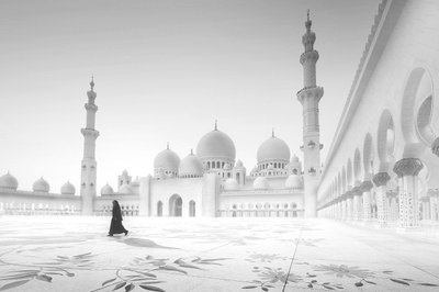 Den hvide moskés ensomhed af Hussain Buhligaha