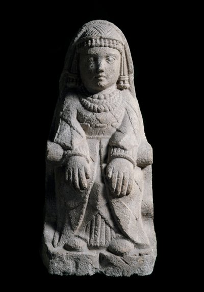 Dame sidder. Kalkstensskulptur, 4.-2. århundrede f.Kr af Iberian