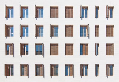 Geometrisk vinduesfacade af Igor Bakotic