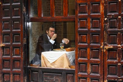 Vinduet til »Pensive Man Cafe« af Igor Shrayer
