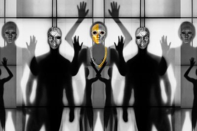 Surrealistiske maskerede figurer af Igor Shrayer