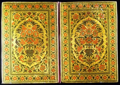 Et par bogomslag i lak dekoreret med et blomsterdesign, med en blomstervase og finker i midten, 1700-tallet af Indian School
