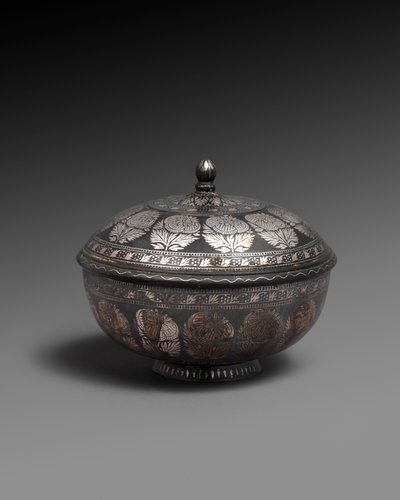 Skål og låg af metallegering indlagt med sølv, hver med et bånd af naturalistiske blomster, 1700-1899 af Indian School