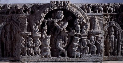Hinduisme: "" Krishna eller Venugopala, mester af fløjtekøer""" Sort stenskulptur, central del (Krishna som Venugopala) 12. århundrede (12. århundrede) fra Halebidu, Mysore - Calcutta, indisk museum af Indian School