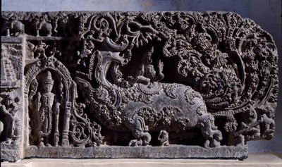 Hinduisme: "" Krishna eller Venugopala, fløjtekøernes mester""" Sort stenskulptur, højre del (Krishna som Venugopala) 12. århundrede (12. århundrede) fra Halebidu, Mysore - Calcutta, indisk museum af Indian School