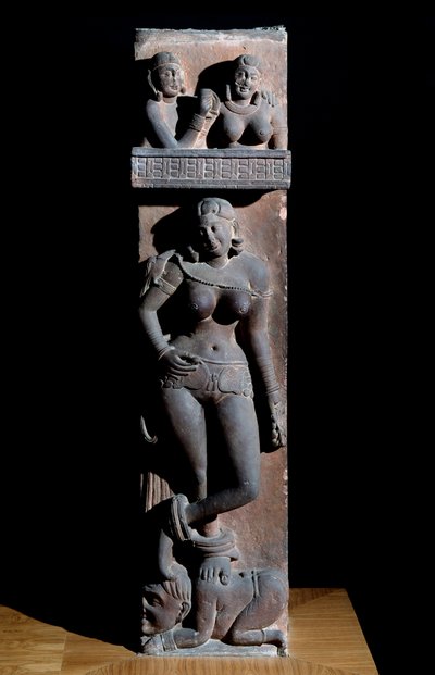 Hinduisme: repræsentation af en Yakshini (Yaksi) naturånd, med en papegøje, hun står på en dværg - (En Yaksi med en papegøje, hun står på en dværg) Skulptur af Mathura, gres (Mathura skulptur, sandsten) 2. århundrede ( 2. århundrede) Calcutta, indisk muse af Indian School