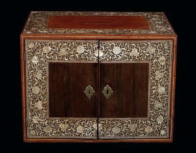 Mughal kabinet, Gujarat eller Sindh, Vestindien (elfenbenindlagt træ) af Indian School
