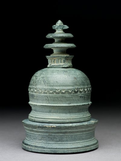 Relikvieskrin i form af en stupa (grøn skifer) af Indian School