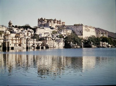 Udsigt over bypaladset ved Pichola-søen af Indian School