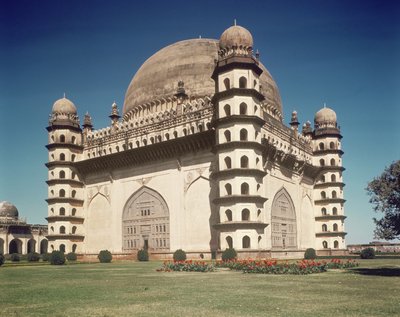 Udsigt over Gol Gumbaz, mausoleet til Mohammed Adil Shah II (1627-57) bygget i 1659 af Indian School
