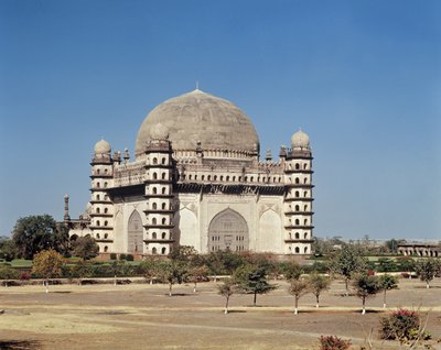 Udsigt over Gol Gumbaz, mausoleet til Mohammed Adil Shah II (1627-57) bygget i 1659 af Indian School
