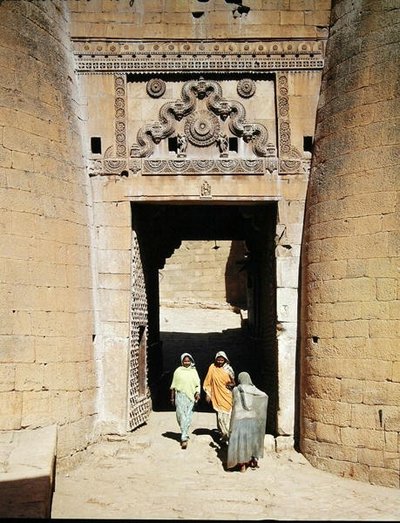 Udsigt over Suraj Pol (Solporten) af Indian School