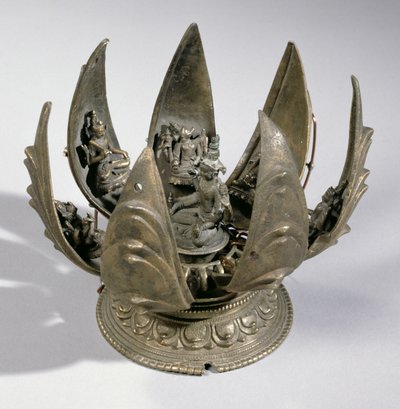 Vishnu med lotusen omgivet af sine inkarnationer på de hængslede kronblade, Østindien, ca. 1200 (bronze) af Indian School