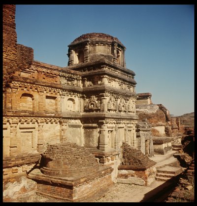 Votiv stupa af hovedtemplet på Site III, 320-530 af Indian School