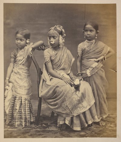Gruppe børn fra Madras, der viser måden at bære smykker på, ca. 1870 (sepiafoto) af Indian photographer
