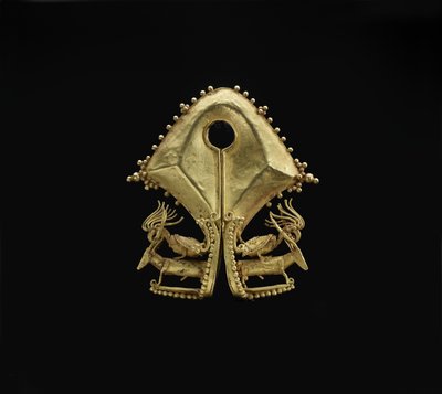 Mamuli, vedhæng med kakaduer ridende hjorte, Sumba Island-folk, ca. 1800-tallet (støbt og hamret guld) af Indonesian School
