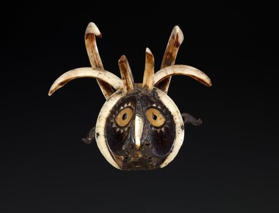Mundmaske, der sandsynligvis forestiller et hanehoved (træ, ornestødtænder, muslingeskal, perlemor, bøffelhorn, harpiksholdigt materiale og pigment) af Indonesian School