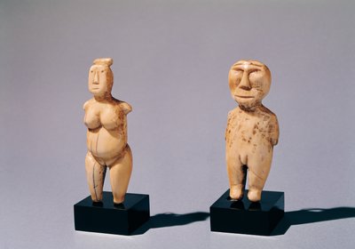 To statuetter af en mand og en kvinde, fra Beringstrædet af Inuit School