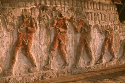 En frise af nøgne Moche-fanger på Huaca Cao Viejo-murene i El Brujo ...., 2005 (foto) af Ira Block