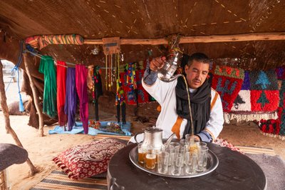 En lokal serverer myntete ved Erg Chebbi i ørkenen nær Merzouga, Marokko, 2019 (foto) af Ira Block