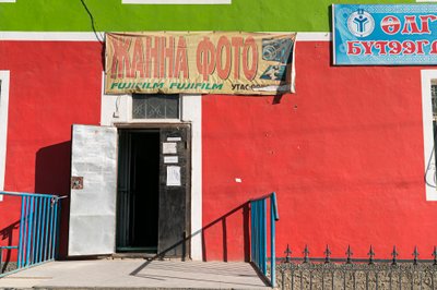 En scene i byen Ã-lgii, hovedstaden i Bayan-Ã-lgii Aimag i Mongoliet, l..., 2016 (foto) af Ira Block
