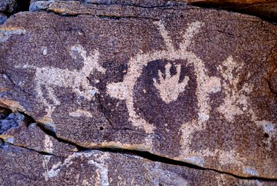 Anasazi Petroglyph (klippekunst) udskæringer i New Mexico. af Ira Block