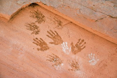 Anasazi-håndaftryk, gammel klippekunst fundet i Grand Gulch, Utah. af Ira Block