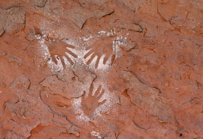 Ancient anasazi rock art, et håndaftryk i Grand Gulch, Utah af Ira Block
