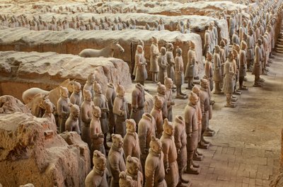 På Terra Cotta Warrior Museum, scener af de forskellige krigere i Pit 1-området, 2009 (foto) af Ira Block