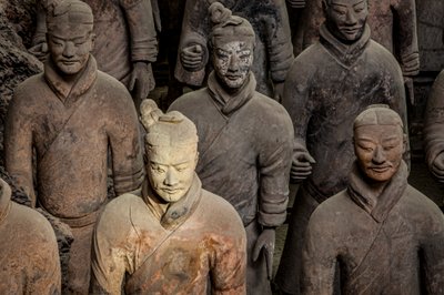 På Terra Cotta Warrior Museum, scener af de forskellige krigere i Pit 1-området, 2009 (foto) af Ira Block