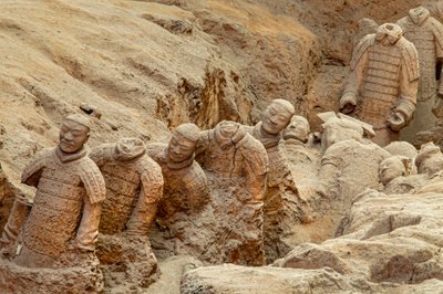På Terra Cotta Warrior Museum, scener af de forskellige krigere i Pit 1-området, 2009 (foto) af Ira Block