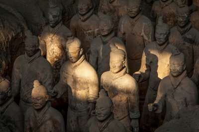 På Terra Cotta Warrior Museum, scener af de forskellige krigere i Pit 1-området, 2009 (foto) af Ira Block