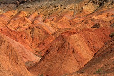 Ved de farvede klipper nær lejrpladsen ved Wu Cai Wan i Gobi-ørkenen, Xinjiang,..., 2007 (foto) af Ira Block
