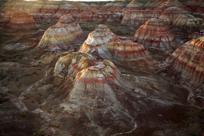 Farvede klipper nær Wu Cai Wan i Gobi-ørkenen, Xinjiang, Vestkina, 2007 (foto) af Ira Block