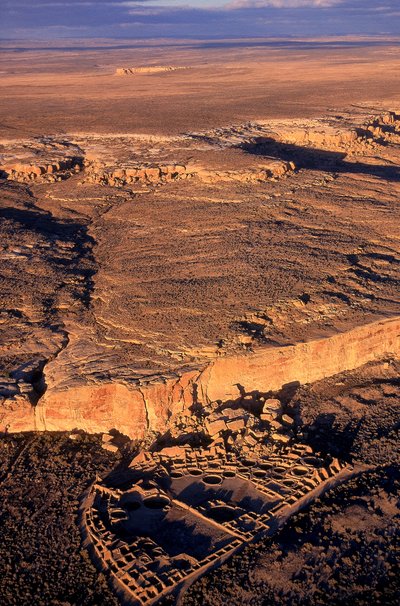 Dybt inde i de afsidesliggende ørkener i det nordvestlige New Mexico ligger de omfattende ruiner af... af Ira Block
