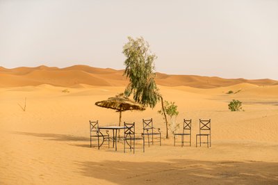 Ørkenscener nær et hotel i Erg Chebbi, Merzouga, Marokko, 2014 (foto) af Ira Block