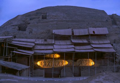 Nattescene ved El Brujo, et fjerntliggende kompleks af pyramideruiner fra Moche - en kultur..., 2005 (foto) af Ira Block