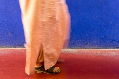 Går forbi en blå mur i Majorelle-haven Jardin Majorelle i Marrakech, Marokko, 2014 (foto) af Ira Block