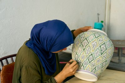 Kvinde på arbejde på en keramikfabrik i Fez, Marokko, 2022 (foto) af Ira Block