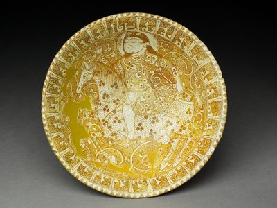 Skål med ryttere og pseudo-kufisk inskription (fritware med overglasur i glans) af Iranian School