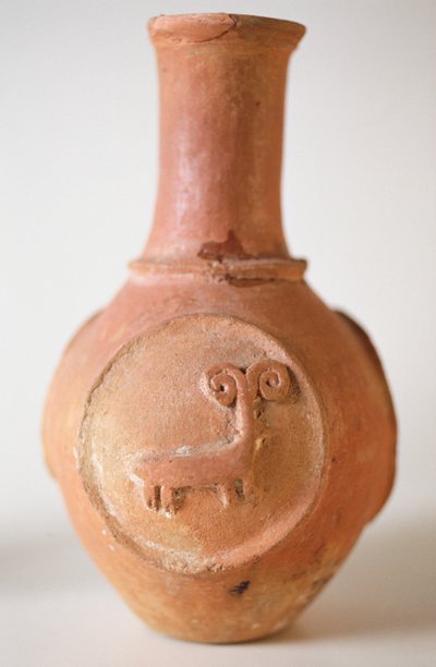 Potte med et relief af en vædder, fra Siyah-kuh, Iran, AD 700 (ler) af Iranian School