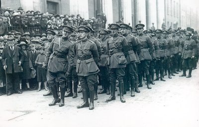 Michael Collins (1890-1922) (til venstre) som chef for den irske fristatshær ved begravelsen af Arthur Griffith, august 1922 af Irish Photographer