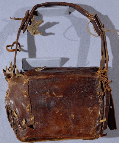 MS CCC 282 Corpus Christi bogtaske eller budget, set bagfra, irsk, ca. 1120-30 (læder) af Irish School