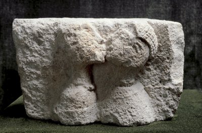 Iberisk kunst: Osunas kys (Beso de Osuna) Højrelief af kalksten, der repræsenterer en mand og en kvinde, der kysser - jernalder II, Dim. 13,5x24x20 cm - Madrid, Nationalt Arkæologisk Museum - Kiss of Osuna - Kalkstensrelief (H. 13,5x24x20 cm), 3. århundred af Iron Age