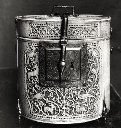 Cylindrisk æske udskåret med dyr, maurisk af Islamic School