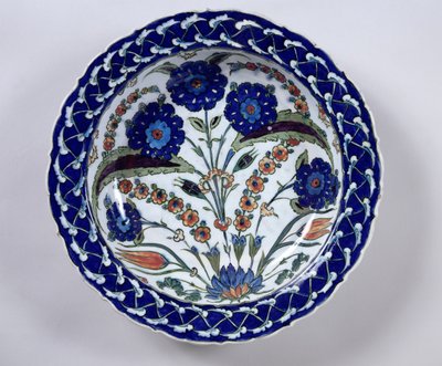 Fad med blomsterdekoration, Iznik (keramik) af Islamic School