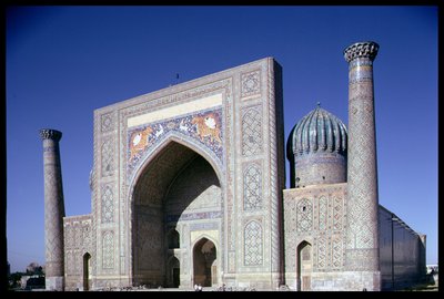 Facaden af Shirdar Madrasa, Timurid-perioden, Rigestan Square, ca. 1619-35 af Islamic School